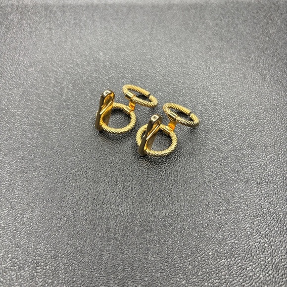 Uniquely Elegant Gold-Tone Cufflinks - Picture 5 of 6